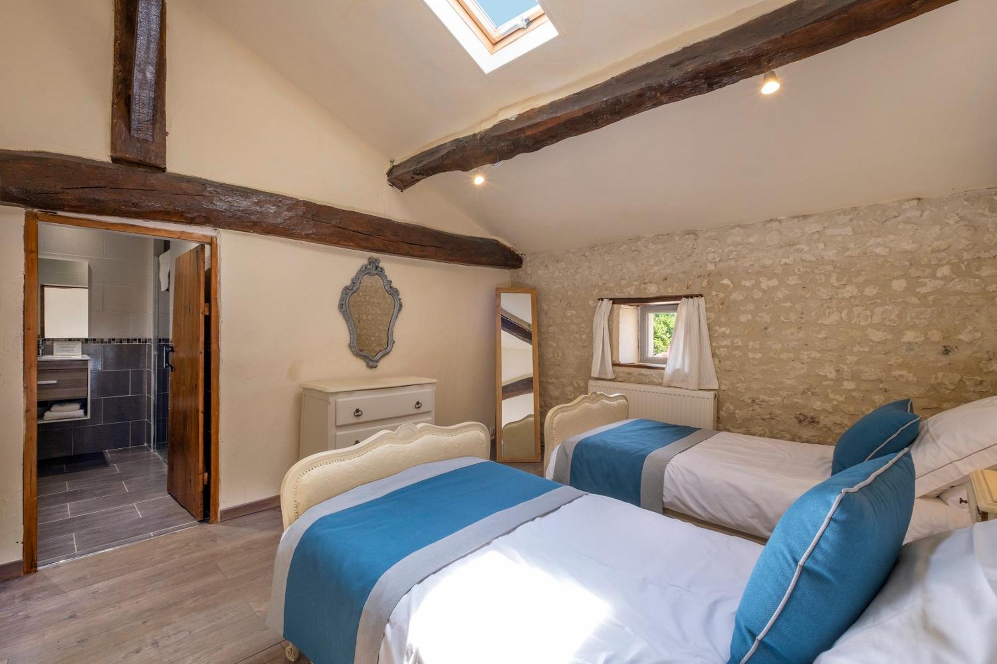 Domaine Chez Les Rois Bed & Breakfast Berneuil  ภายนอก รูปภาพ