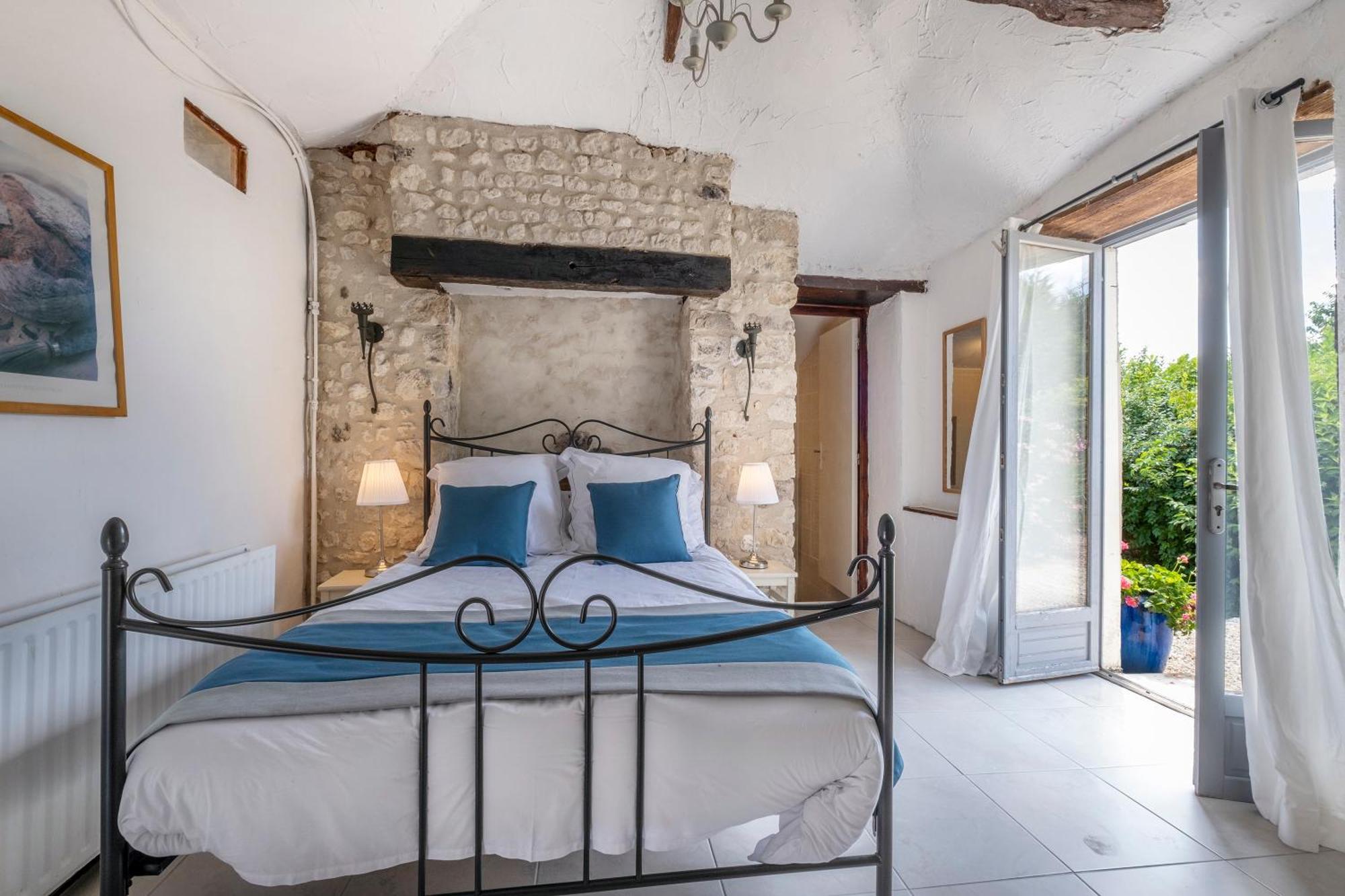 Domaine Chez Les Rois Bed & Breakfast Berneuil  ภายนอก รูปภาพ