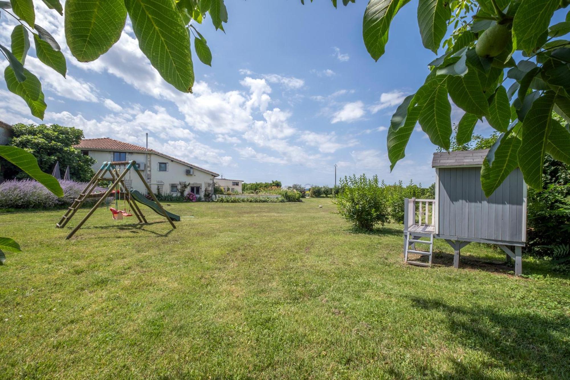 Domaine Chez Les Rois Bed & Breakfast Berneuil  ภายนอก รูปภาพ