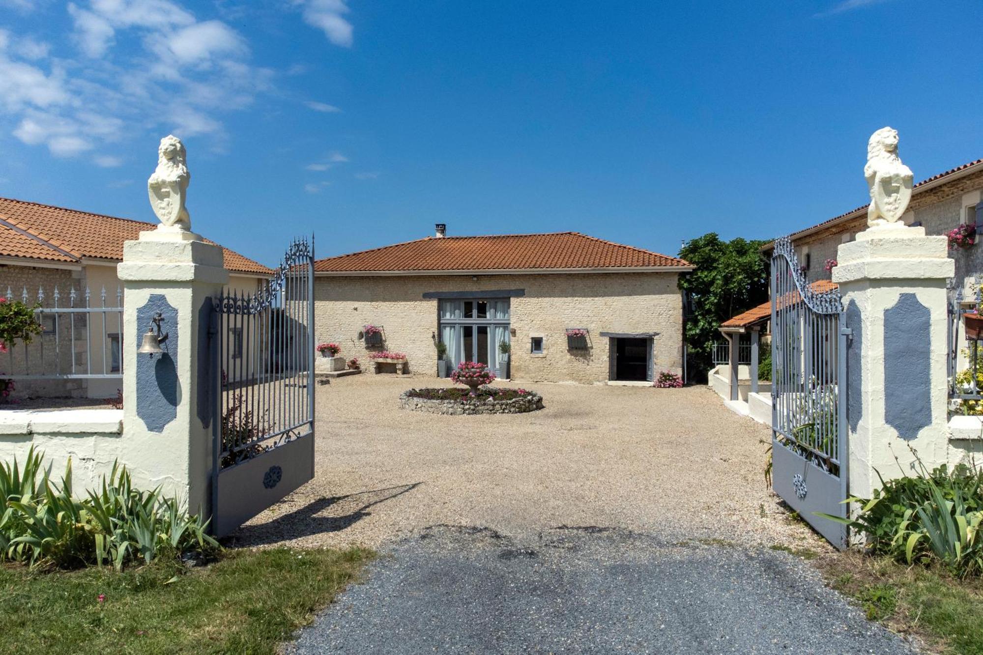 Domaine Chez Les Rois Bed & Breakfast Berneuil  ภายนอก รูปภาพ