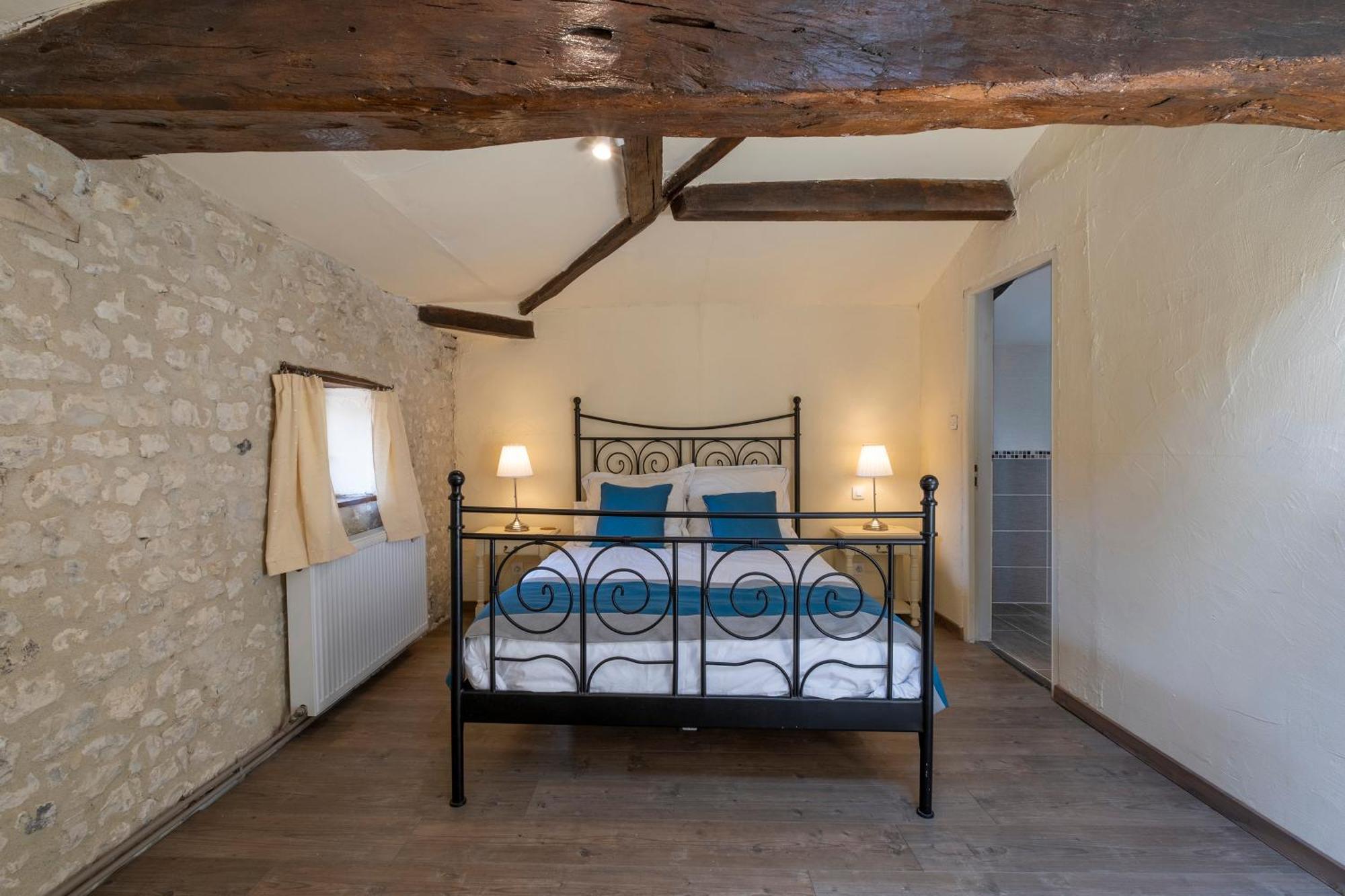 Domaine Chez Les Rois Bed & Breakfast Berneuil  ภายนอก รูปภาพ