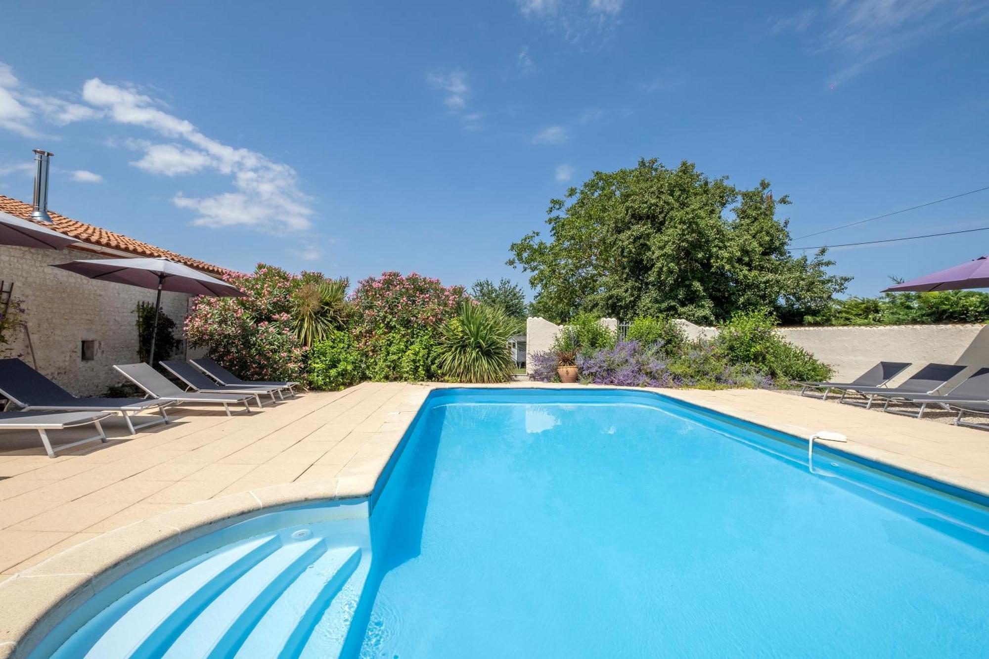 Domaine Chez Les Rois Bed & Breakfast Berneuil  ภายนอก รูปภาพ
