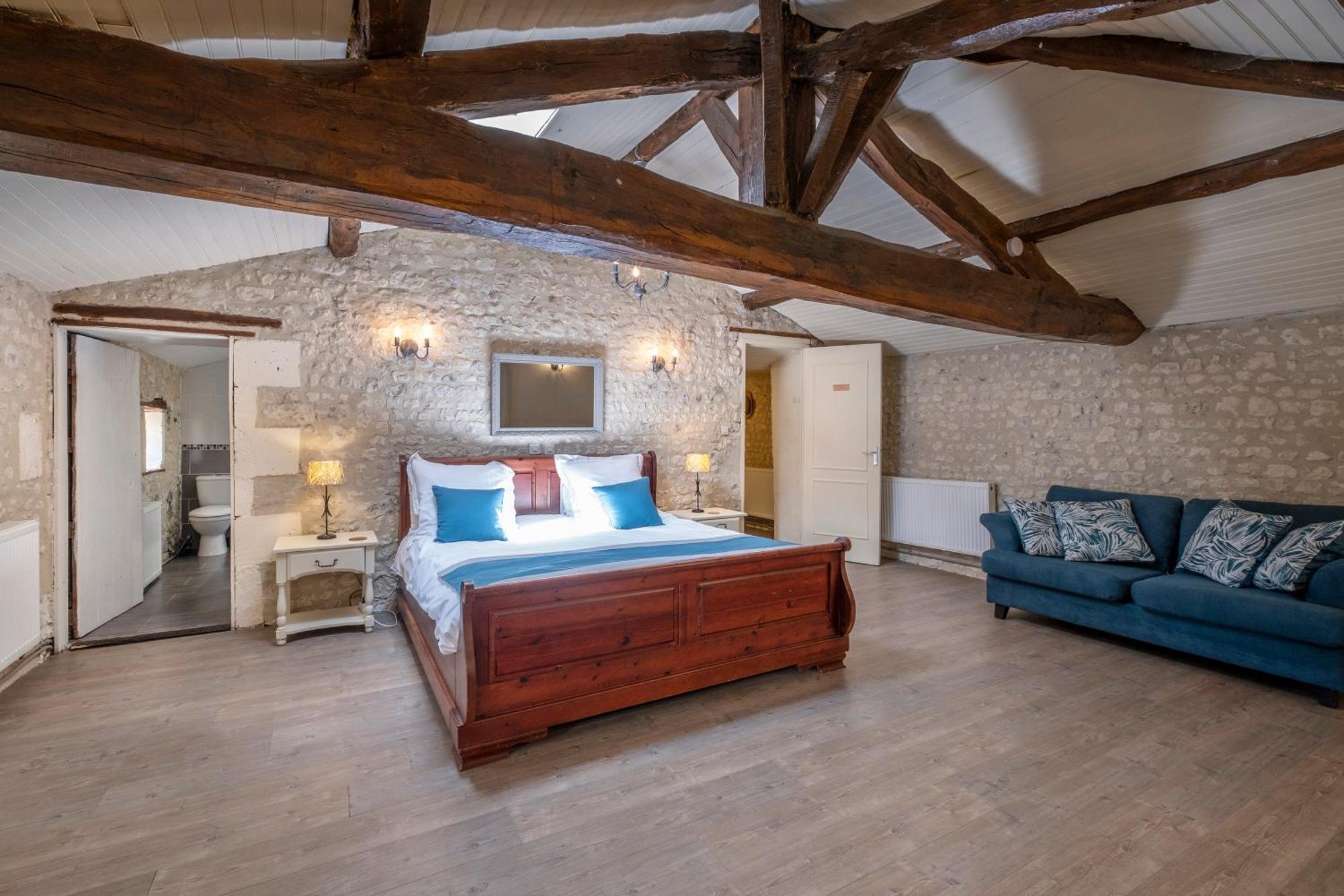 Domaine Chez Les Rois Bed & Breakfast Berneuil  ภายนอก รูปภาพ