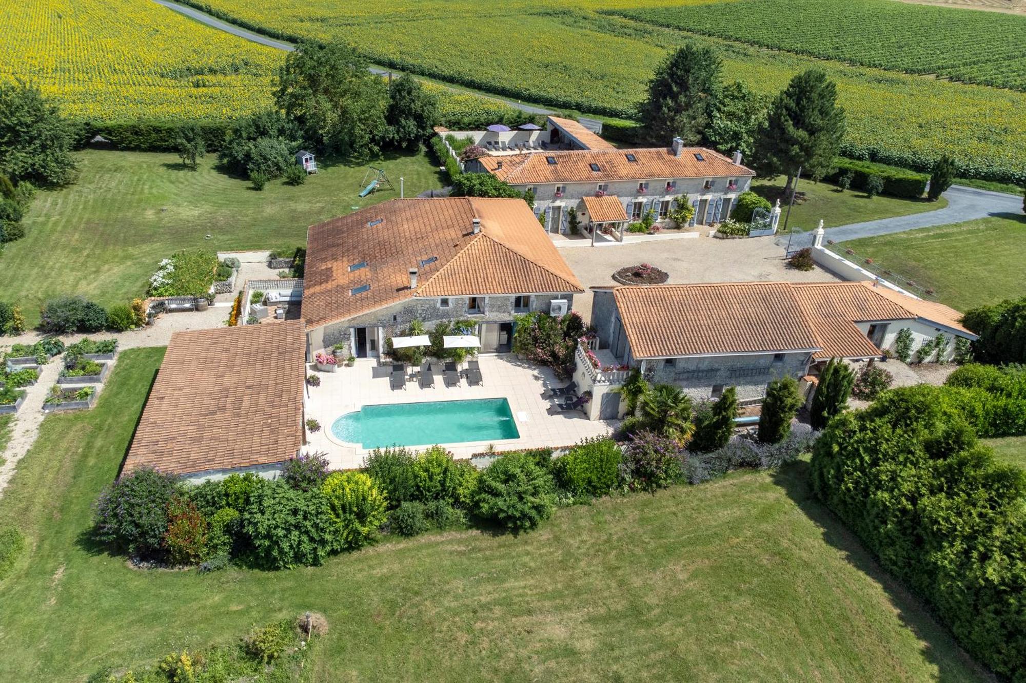 Domaine Chez Les Rois Bed & Breakfast Berneuil  ภายนอก รูปภาพ
